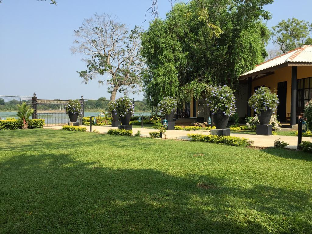 Flower Garden Lake Resort Тиссамахарама Экстерьер фото