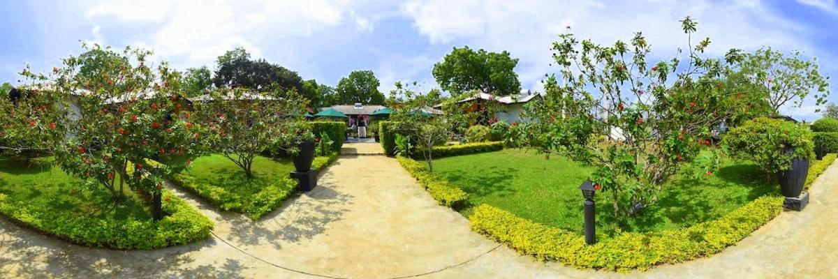 Flower Garden Lake Resort Тиссамахарама Экстерьер фото