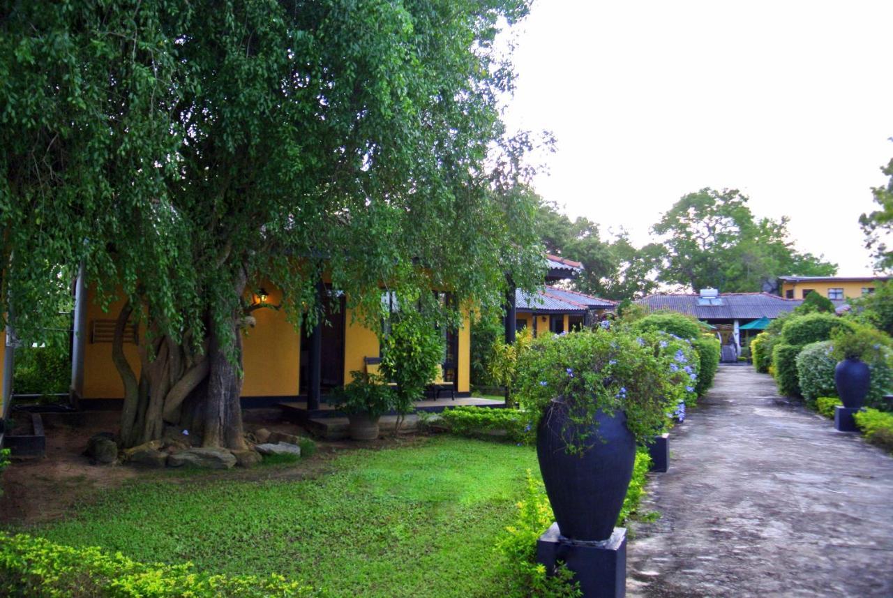 Flower Garden Lake Resort Тиссамахарама Экстерьер фото